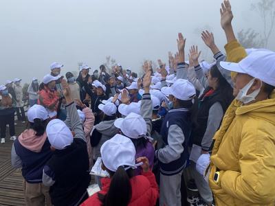 125名小学生走进轿子山景区“遇见夏天，探秘雪山”