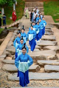 云南易门：绿阴幽草夏初长，温婉佳人入画来
