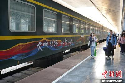 今年首趟“环西部火车游”专列开行 助力甘肃旅游有序恢复