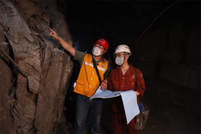 进藏“最美天路”最长隧道——丽香铁路玉龙雪山隧道贯通
