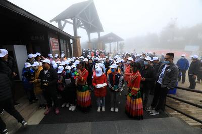 125名小学生走进轿子山景区“遇见夏天，探秘雪山”