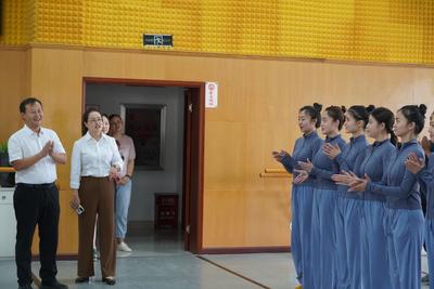 红河州文化和旅游局到州民族文化工作团调研