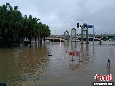 直击桂林持续强降雨：街道成“河” 多个景区封园