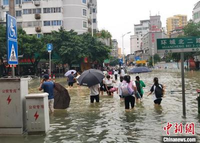 直击桂林持续强降雨：街道成“河” 多个景区封园