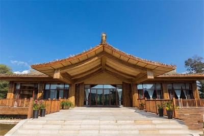 在奇特的“竹造房景”中，遇见蓝眉山度假酒店！