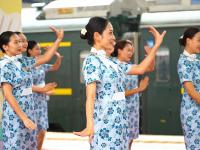 图集 | “”坐着火车游云南”首趟旅游专列在昆明站发出