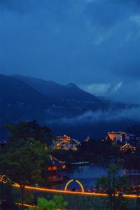 屏边滴水苗城夜景，竟这么美！