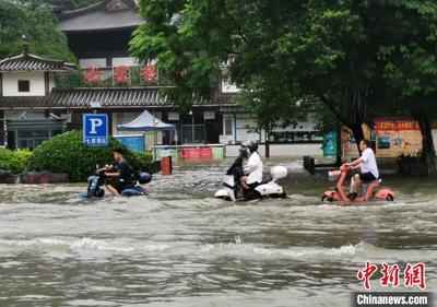 直击桂林持续强降雨：街道成“河” 多个景区封园