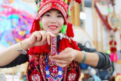 这款石屏花腰彝精油口红，让你惊艳一整夏！