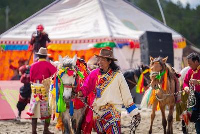 游云南 正当时丨云上激情赛马 现场纵情歌舞 全网发力推介 迪庆端午小长假欢乐缤纷