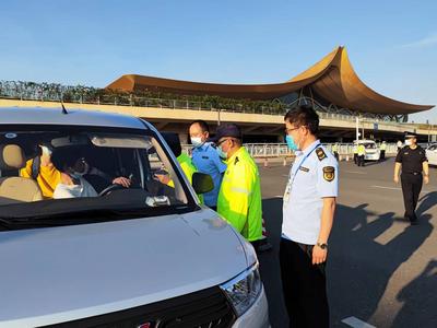 喜迎旅交会 昆明市旅游监察支队等多部门在长水机场开展联合执法