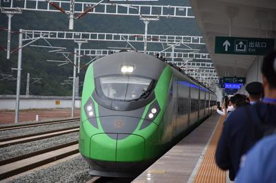 小伙伴们，坐上“绿巨人”到永平吃黄焖鸡了！