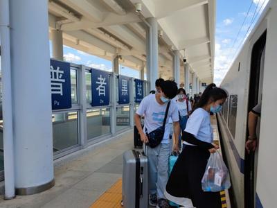 云南铁路暑运旅客发送量同比增长31.4% 单日客发32.4万人创纪录