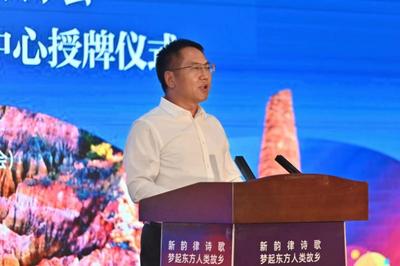 中国楚雄·新韵律诗歌研讨会暨中国作协《诗刊》社楚雄阅创中心授牌仪式举行