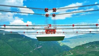 永仁县：永大高速江底河特大桥主桥首片钢箱梁成功架设