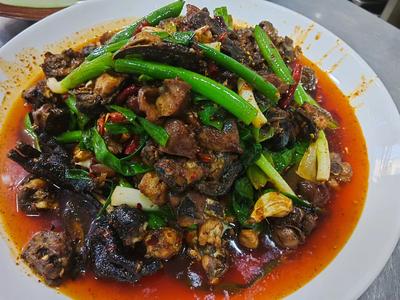 小伙伴们，坐上“绿巨人”到永平吃黄焖鸡了！