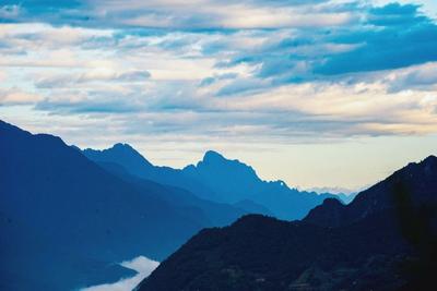 秋日怒江大峡谷深处的云