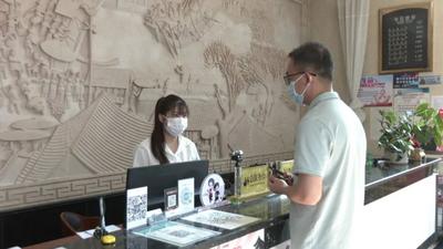 1900余名滞留在大理鹤庆的游客开始有序撤离