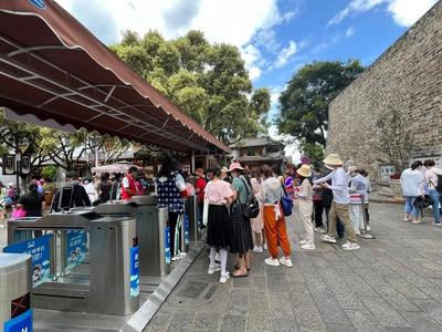 159万游客涌入！大理古城：商户每天全员核酸；揽客拉客，发现一起制止一起！