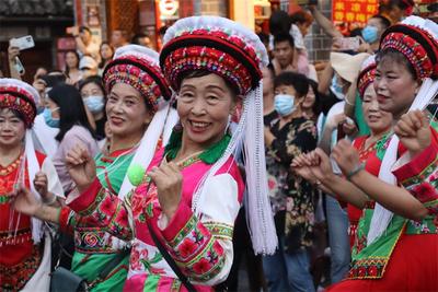 【有一种生活叫大理】大理古城街头与金花共舞？游客们都嗨了！