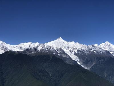 险峻雄伟的迪庆卡瓦格博峰
