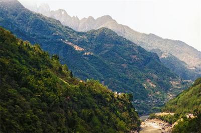 在山巅表达爱意 中秋佳节登顶福贡“石月亮”