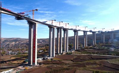 青海首座高速公路螺旋曲线桥建设取得新进展