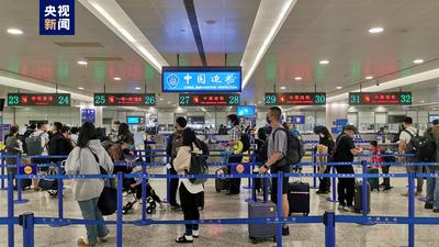 国庆期间上海机场出入境客流平稳有序 边检开启进博会专用通道
