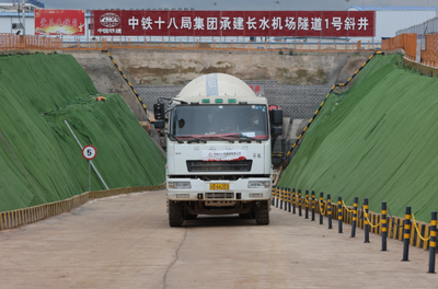 渝昆高铁长水机场隧道进入正洞施工下穿沪昆铁路