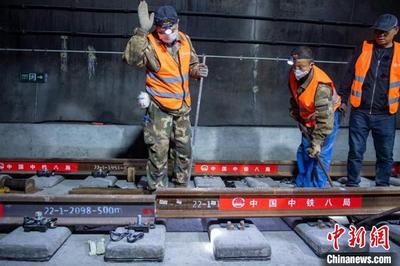 四川成都至云南昆明铁路复线全线铺轨完成