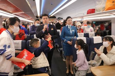 ​中老铁路：京剧与民族舞蹈亮相列车 赢得国内外旅客点赞