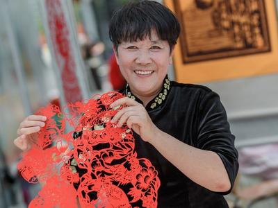 这把剪纸的刀，20年前拿起来就没放下过