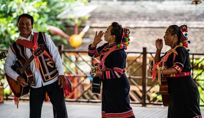 拉祜村寨踏歌声！《人民日报》整版聚焦云南普洱老达保村寨