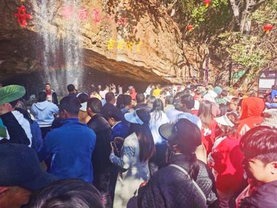 瞬时游客量达到最高峰值 大年初四上万人涌入泸西阿庐古洞