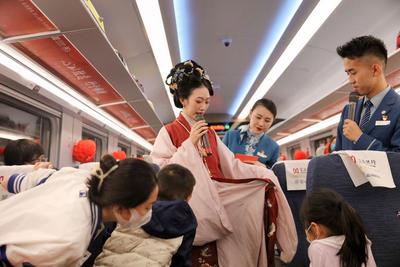 ​中老铁路：京剧与民族舞蹈亮相列车 赢得国内外旅客点赞