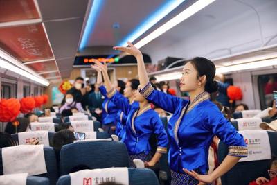 ​中老铁路：京剧与民族舞蹈亮相列车 赢得国内外旅客点赞