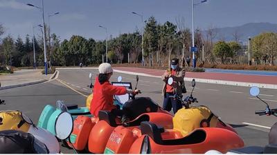 昆明草海隧道湿地公园有共享观光车啦！