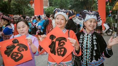 “车挤车”“人挤人”八方游客涌入我州，红河旅游持续火爆！