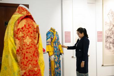 中国古代山水画体验展在老挝首都举行