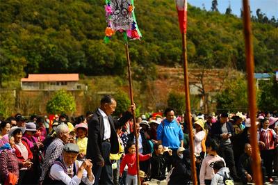 建水：白云花灯“照亮”乡村文化艺术路