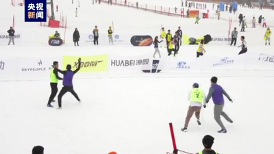 飞盘+冰雪运动 北京首届雪地飞盘公开赛举行