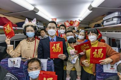 猜灯谜闹元宵 弥蒙高铁迎来首个元宵节 