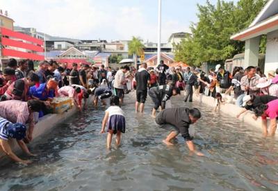 元江甘庄傣涨花街节 民族风情大放异彩