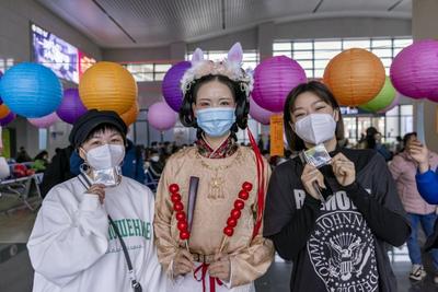 猜灯谜闹元宵 弥蒙高铁迎来首个元宵节 