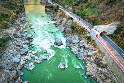 春天的怒江是什么颜色的？