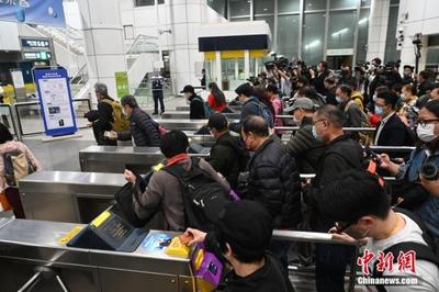 香港与内地全面“通关”首日录得28万人次出入境