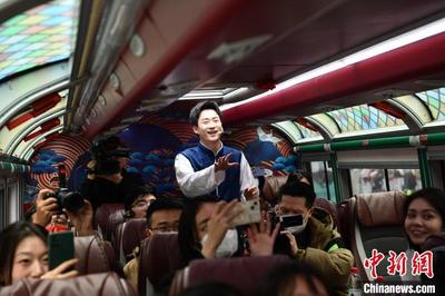 在巴士上体验沉浸式喜剧 全国首辆双层话剧巴士亮相成都