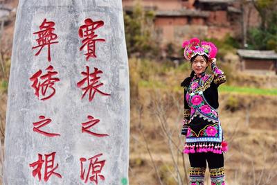 “00后”赛装姑娘李双霜 要把家乡绣在衣上穿在身上  