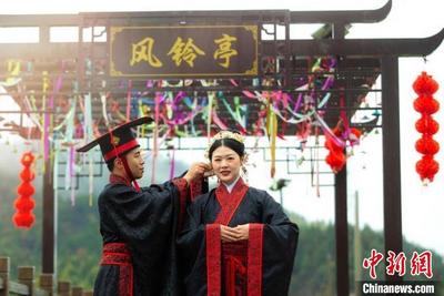 闽北举办婚俗文化节 32对新人着汉服迎亲巡游
