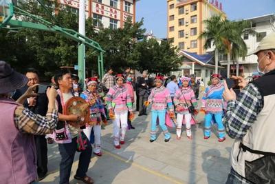 元江甘庄傣涨花街节 民族风情大放异彩